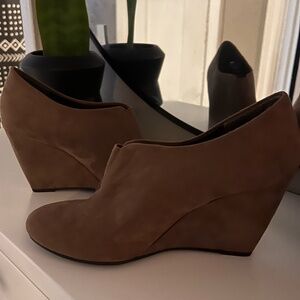 NINE & CO Wedge Heel Booties Size 8.5M JJ Soliel Taupe